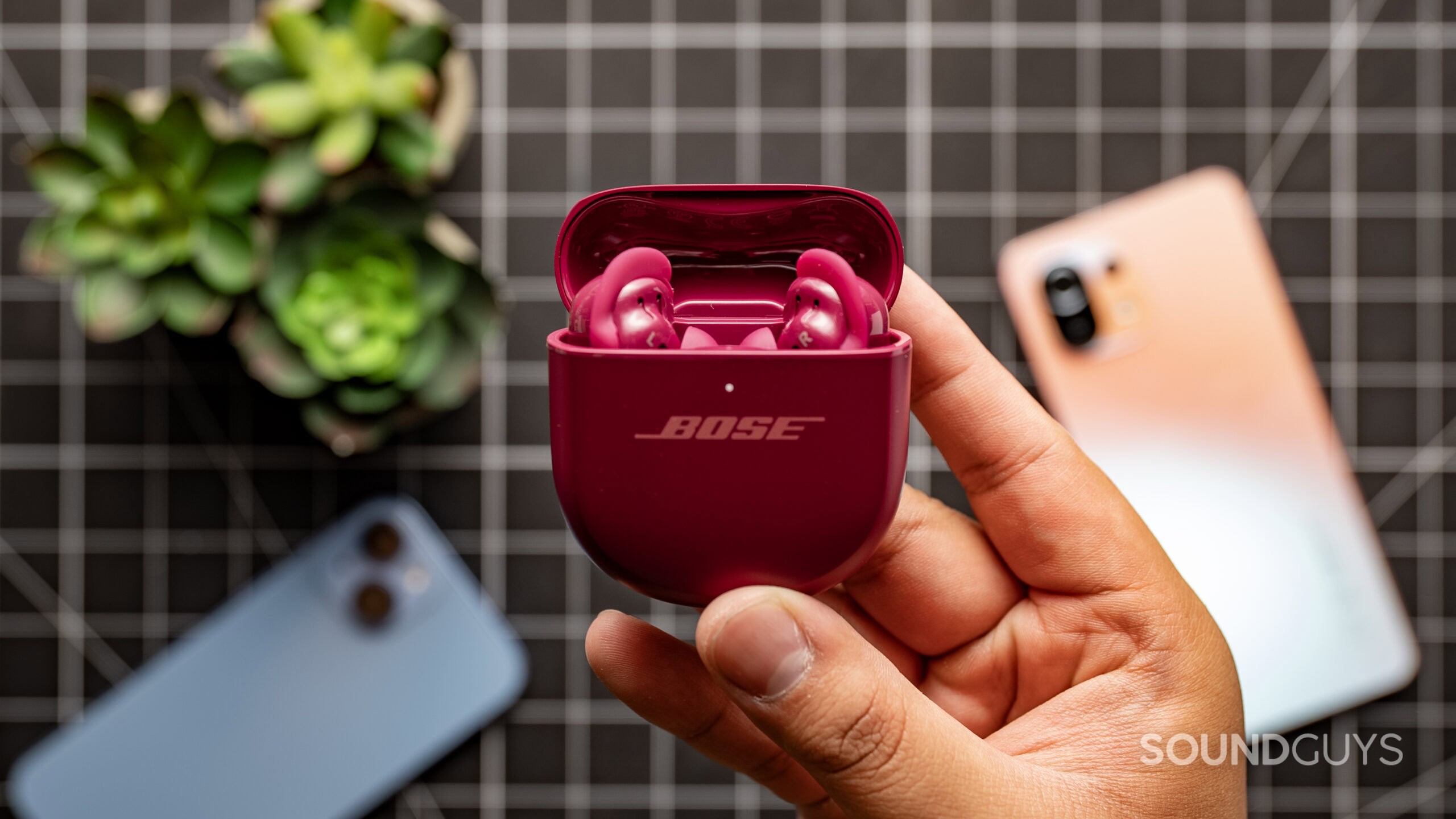 Bose QuietComfort Ultra Earbuds (2nd Gen)_7 Bose QuietComfort Ultra Earbuds (2nd Gen) in hand