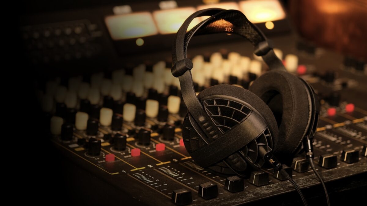 head(amame) Pro review: A lightweight, repairable, glass-driver headphone built by enthusiasts—not committees