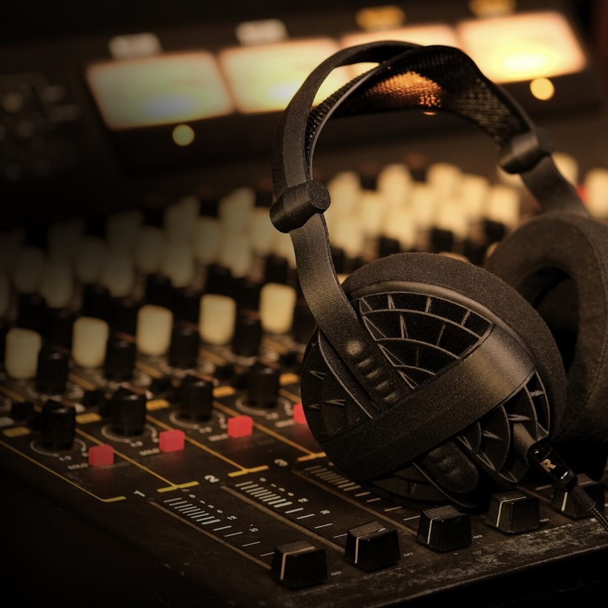 head(amame) Pro review: A lightweight, repairable, glass-driver headphone built by enthusiasts—not committees