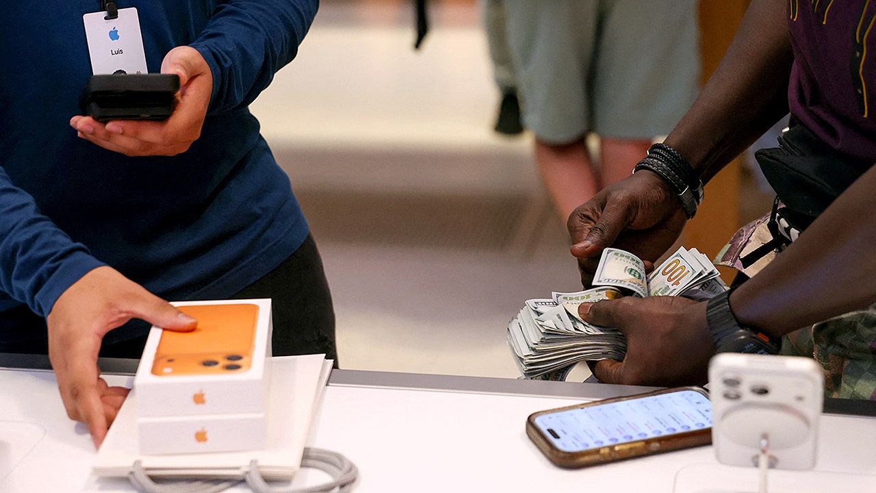 New iPhone scam tricks owners into giving phones away – Fox News